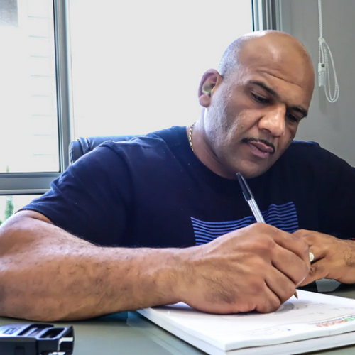 Antônio Assef, o Dr. Porrada, vai fazer um mês especial em sua clínica (Foto: Hugo Nascimento)