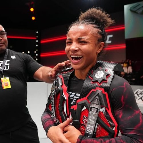 Aos 20 anos, Cássia Moura faz história no UFC BJJ ao se tornar a primeira campeã dupla da organização (Foto: Reprodução/UFC BJJ)