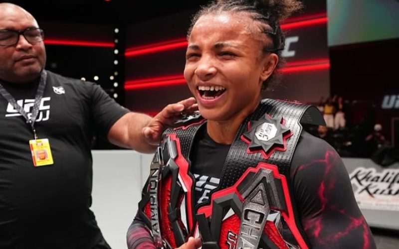 Aos 20 anos, Cássia Moura faz história no UFC BJJ ao se tornar a primeira campeã dupla da organização (Foto: Reprodução/UFC BJJ)